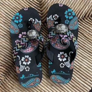 Montana West youth flip-flops